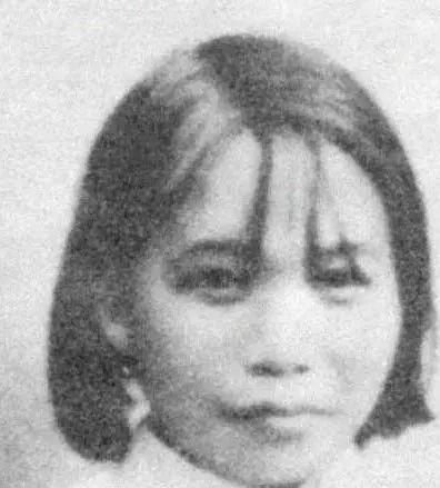 1943年，许如梅被日军绑在了一棵粗壮的大树上，放眼望去，都是围观的群众，敌人将