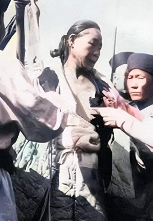 1904年，王维勤被活剐凌迟时一张罕见留影，他不断挣扎着束缚，脸上露出绝望，而押
