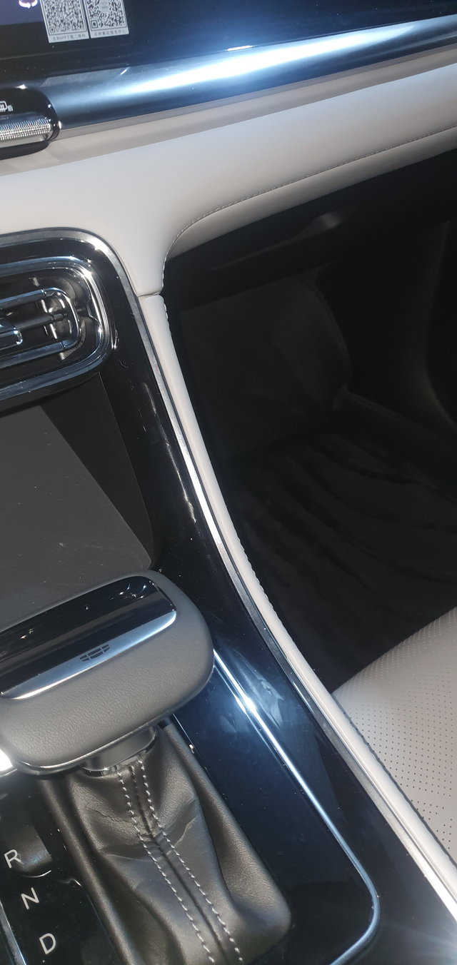 刚提车请教一下
五代副驾旁边这玩意是啥