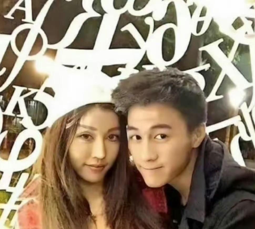 刚发现何猷君和BY2妹妹谈过恋爱！以前他俩互动超甜，颜值也搭，我居然现在才知道这