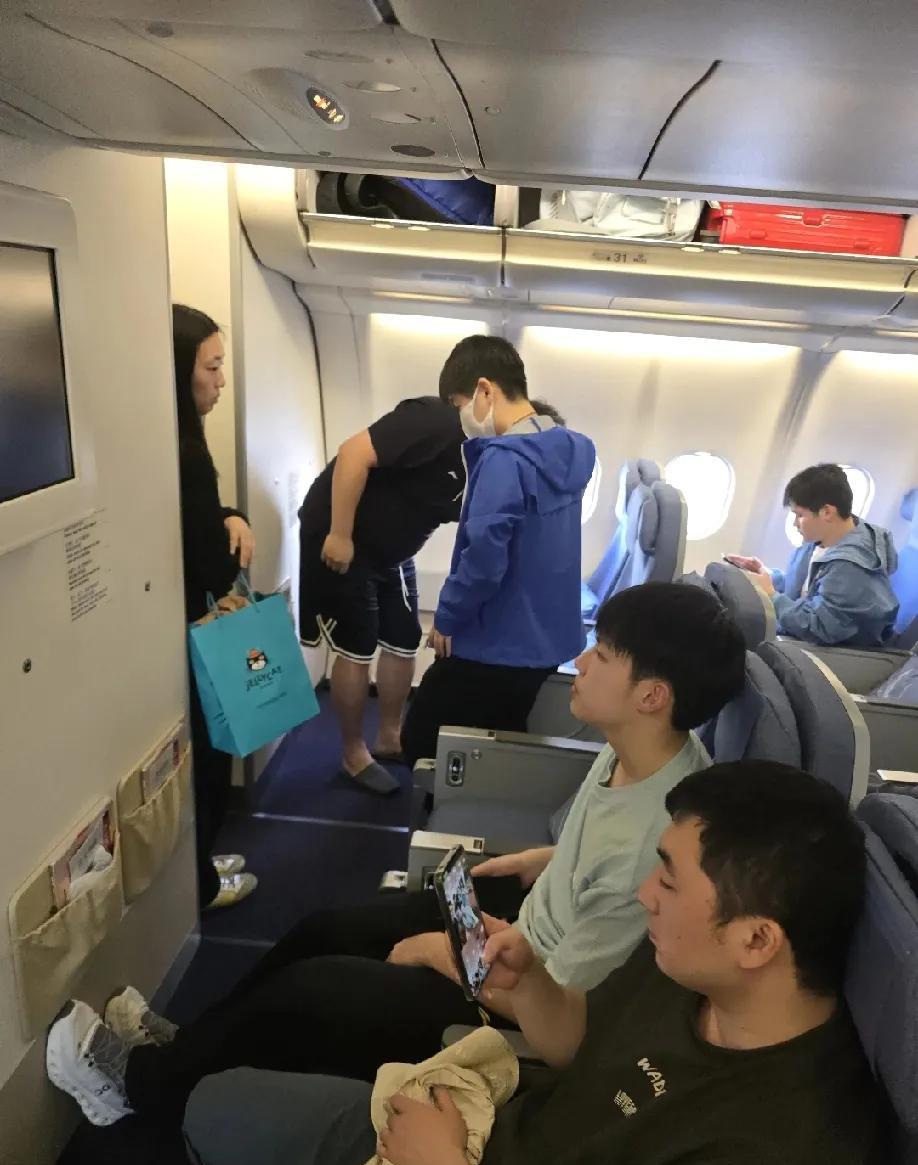 国乒坐的公务舱，小莎坐石头前面，好像和孙逊坐一起。
整个登机过程连工作人员都在拍