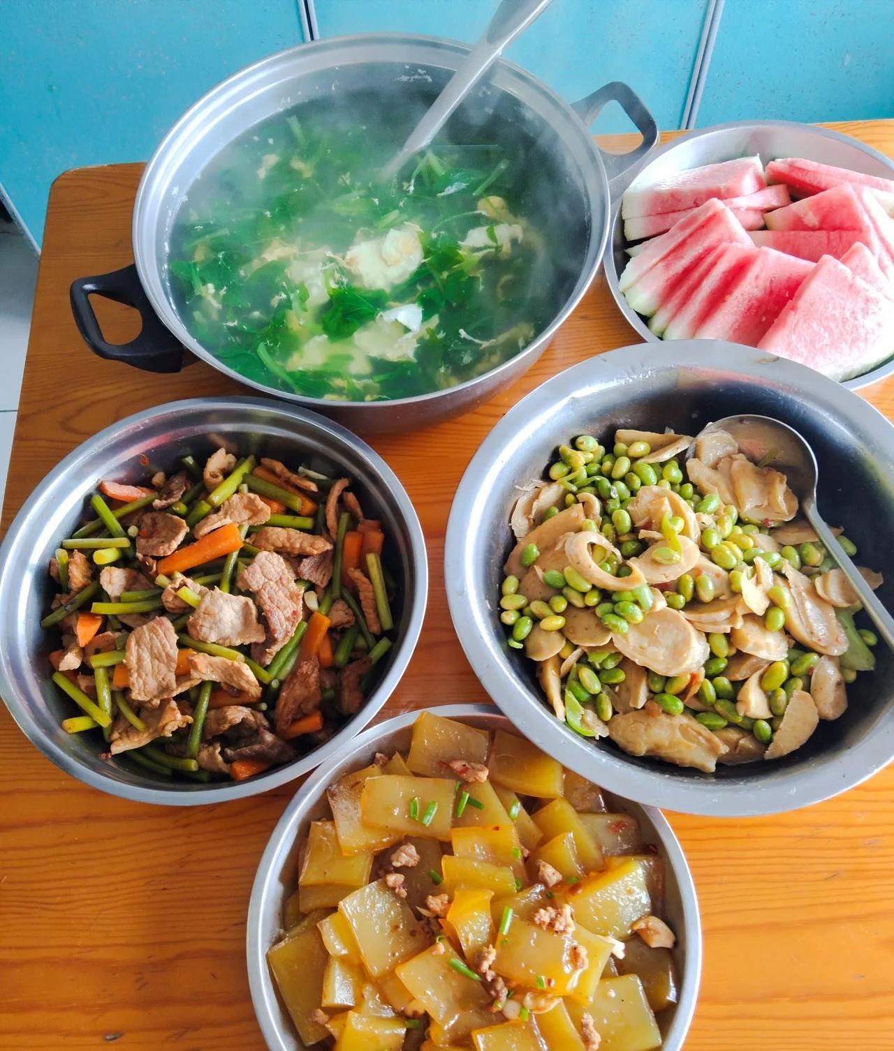 又是心情不错的一天，轻轻松松搞定三菜一汤[强] 准备开饭了[惊呆]朋友们都吃了吗