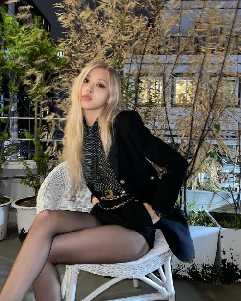 朴彩英这一身的夜色妆造，还是超可以的！