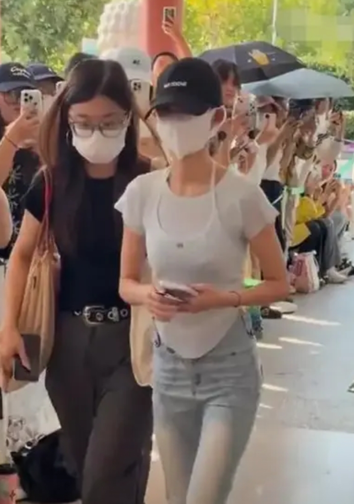 “天价耳环”事件已经彻底结束了。
黄杨钿甜出来现身了，她开始补拍《冰湖重生》，
