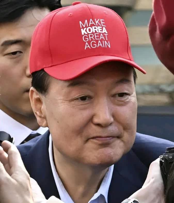 尹锡悦拒捕不顾颜面，不穿外衣在地上撒泼打滚，狱警拉都拉不走。这或许非常符合韩国尹