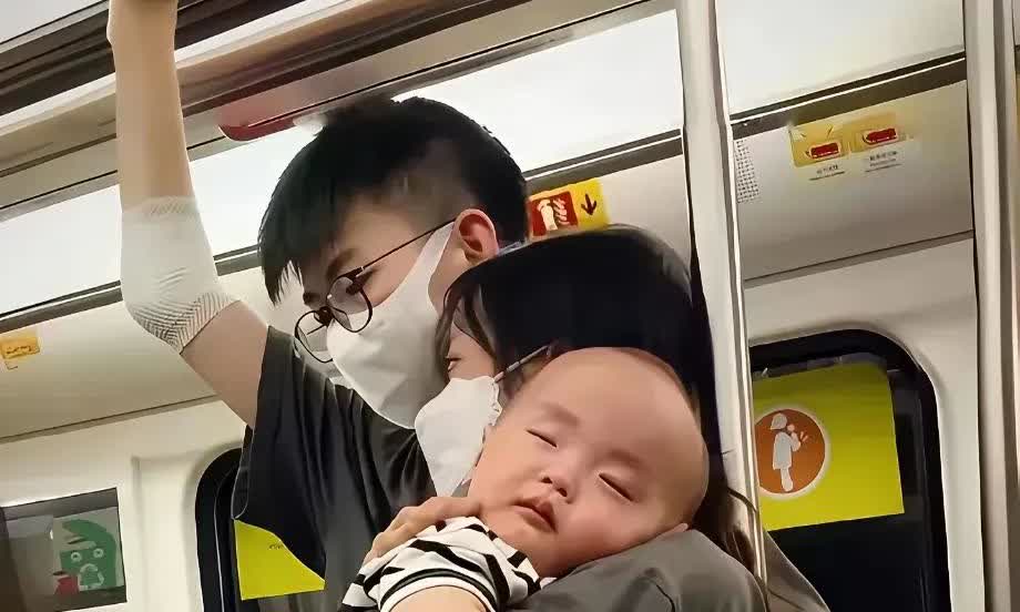 到底是坏人变老了还是年轻人变坏了？年轻人霸占老弱病残专座愣没有一个主动给老弱病残
