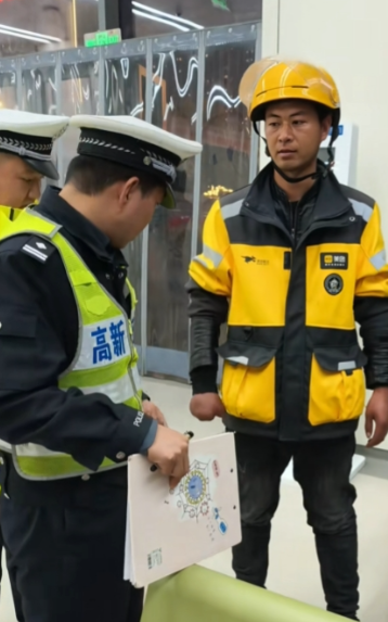 泪目！这位外卖小哥送餐途中不小心将女孩撞倒，他没有选择逃避责任，而是马上将女孩送