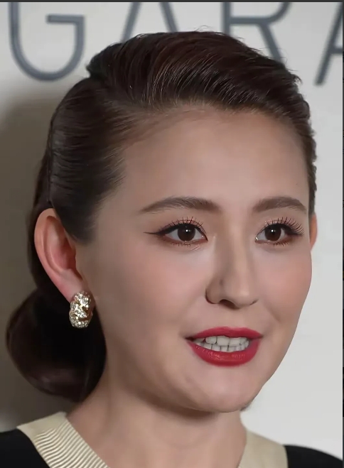 她可太绝啦！美得那叫一个勾人眼球，关键是一点儿不矫揉造作，就这真实不装的劲儿，谁