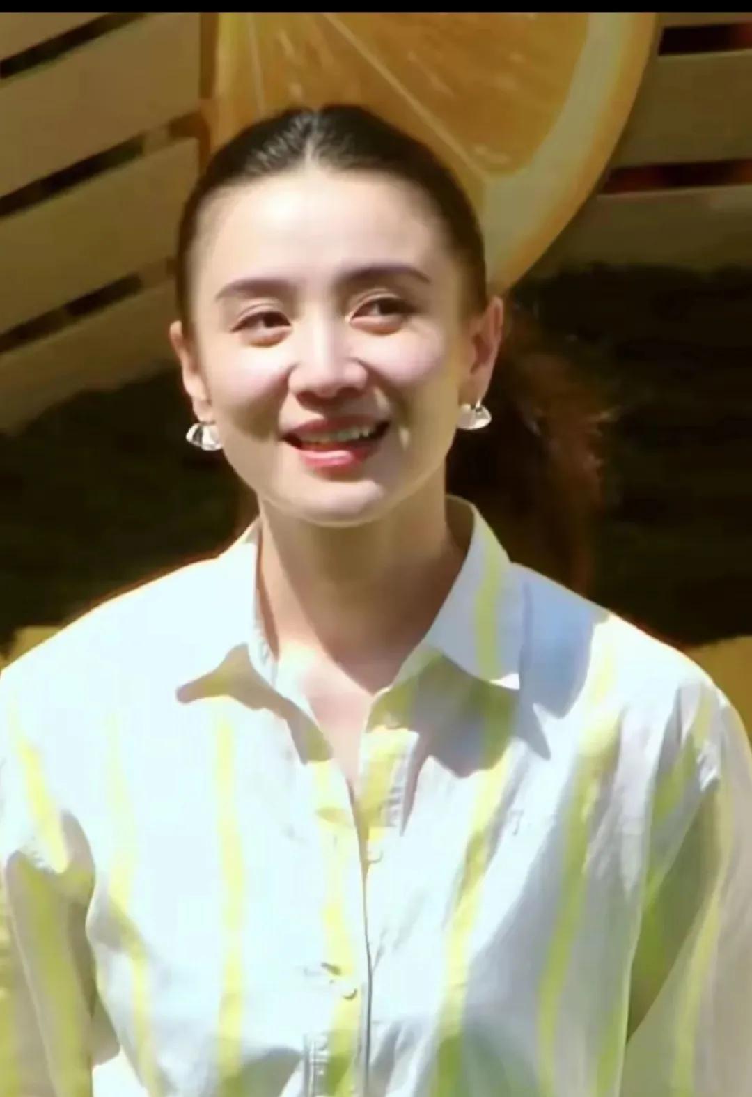 查了一下演员宋佳
不查不知道
一查我惊呆了
原来她的丈夫王伟是导演，魏大勋演的《