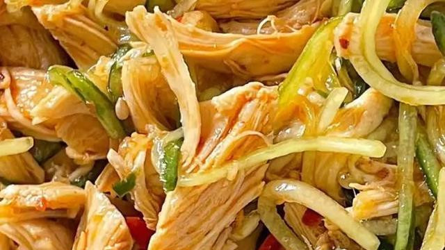 酸辣凉拌鸡丝：夏日开胃佳肴的完美选择