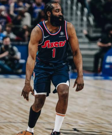 哈登在后卫里面防守很优秀，防守小快灵的小后卫，无论谁单防都是防不住的，都需要协防