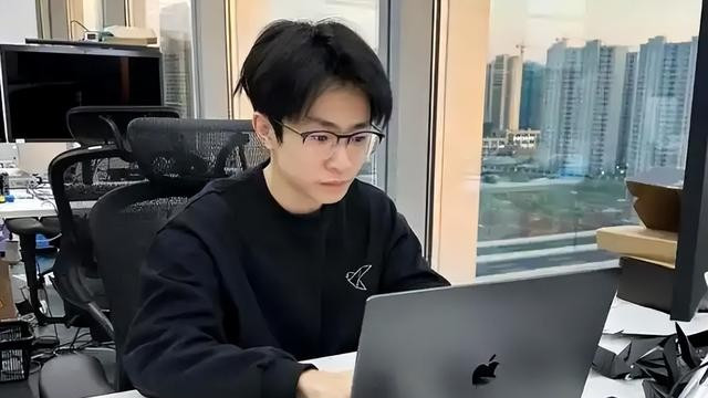 顶流博主何同学翻车，分享坐网约车经历，却被网友痛批忘记初心！