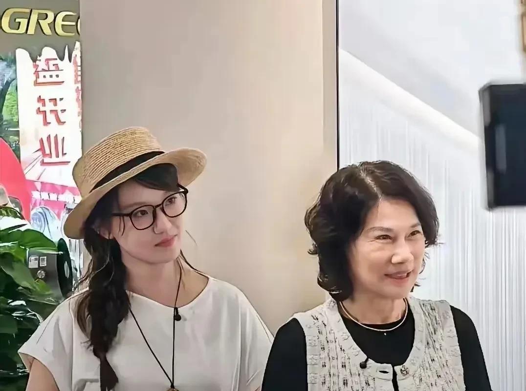 近日，董明珠现身湖南宁乡，出席格力钛新能源公交车投放启动仪式暨文旅交流活动。此次