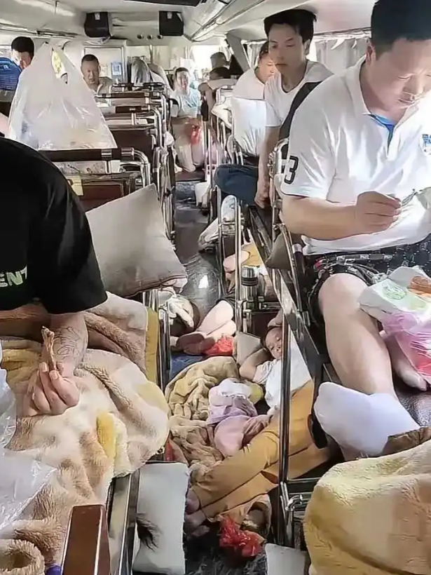 多亏有高铁了，这种大巴真恐怖。