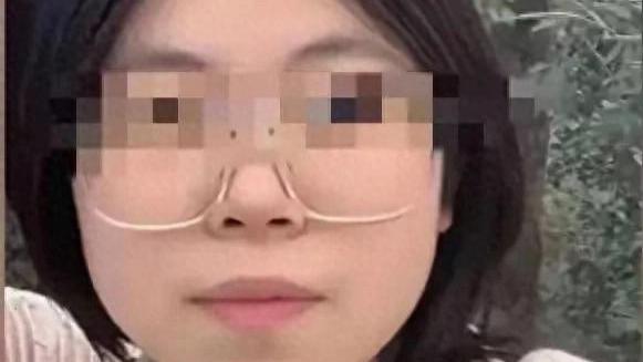 张钰臻家属被限制！姐姐爬窗，母亲狠踹老师，质问谁来为女儿负责