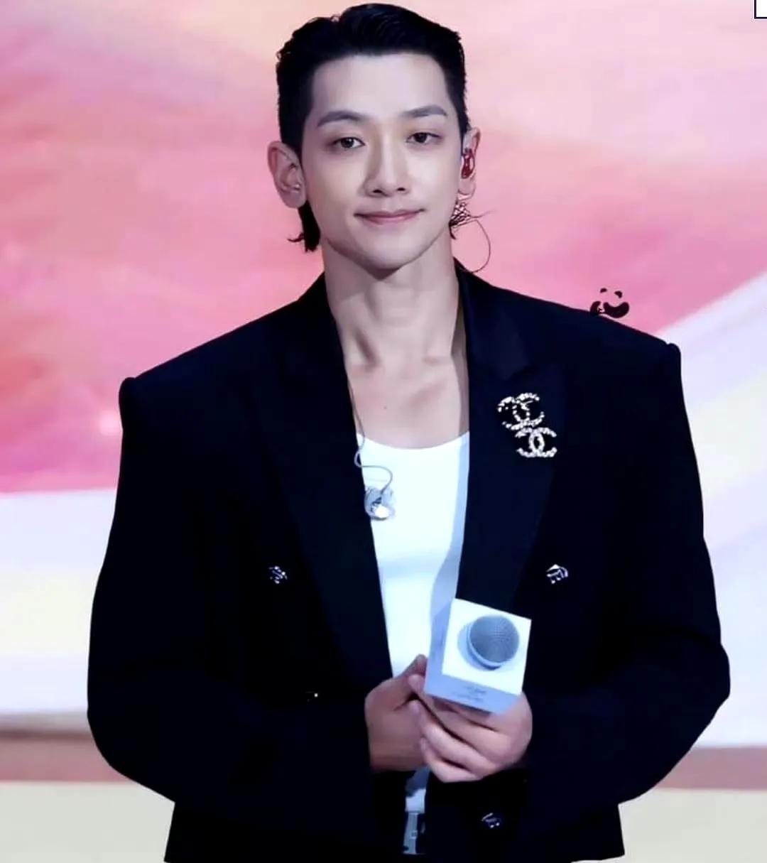 Rain在高雄演唱会上为大S默哀10秒，称呼大S为大嫂 