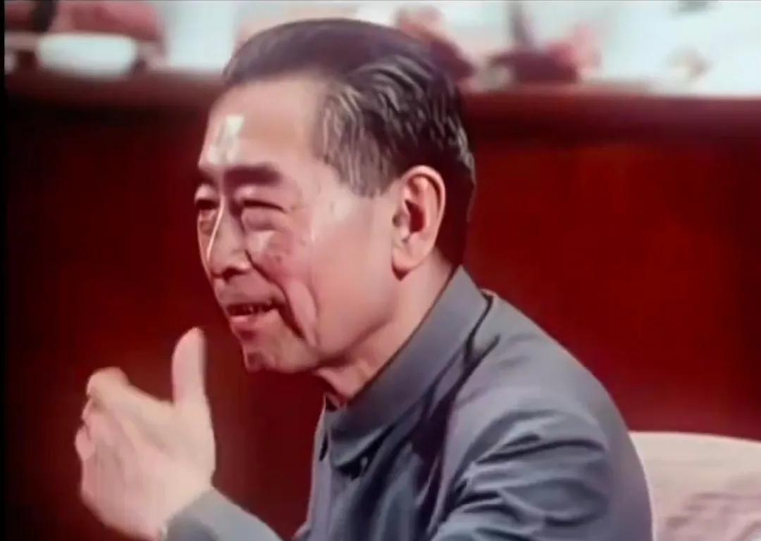 周总理晚年的几个镜头，就是那么的和蔼可亲，又多才多艺。感觉他总是那么精力旺盛，看