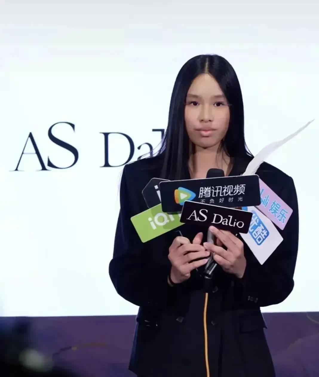 张庭女儿不会真的以为自己是高级脸吧？居然自信到走T台，她长得像爸爸妈妈的缺点。