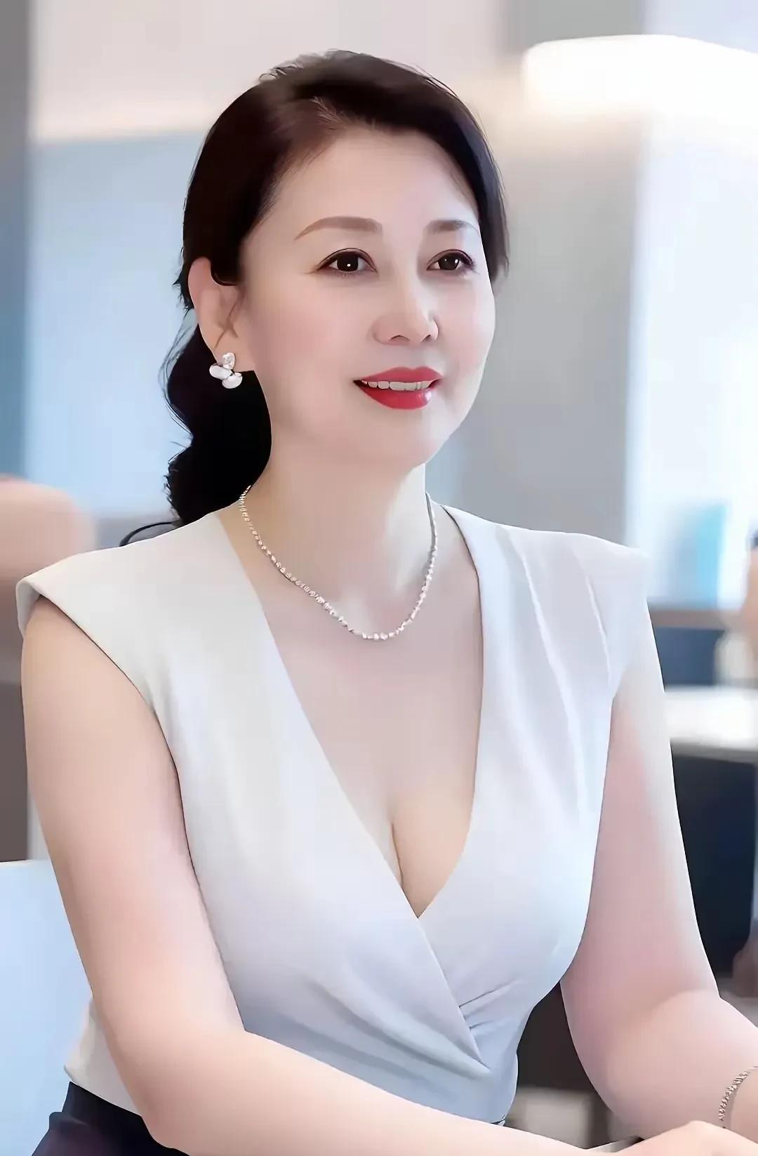 这样的美女真富态
肤白貌美
珠圆玉润
一看就像是富婆[捂脸]
这样的美女对男人的