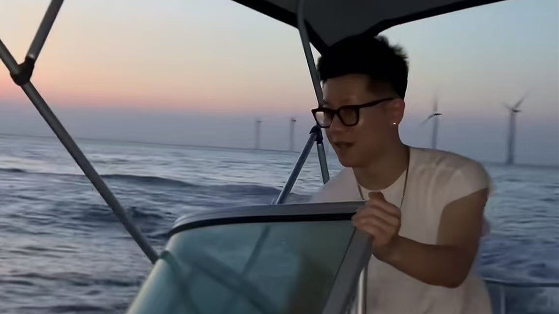 德云社章九徕海上玩摩托，孔云龙晒CP剧情，网友：三嫂该如何面对