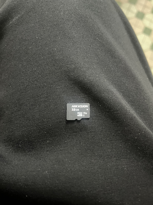 各位快去检查下
看着销售拆的新的内存卡装上去的，3个月这个卡就坏了，想到这就心惊