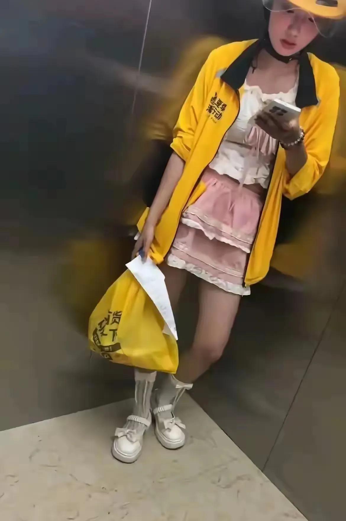 她宁可送外卖，也坚守底线。
这样的美女不多了。她代表了本世纪的贞节牌坊。
现在有