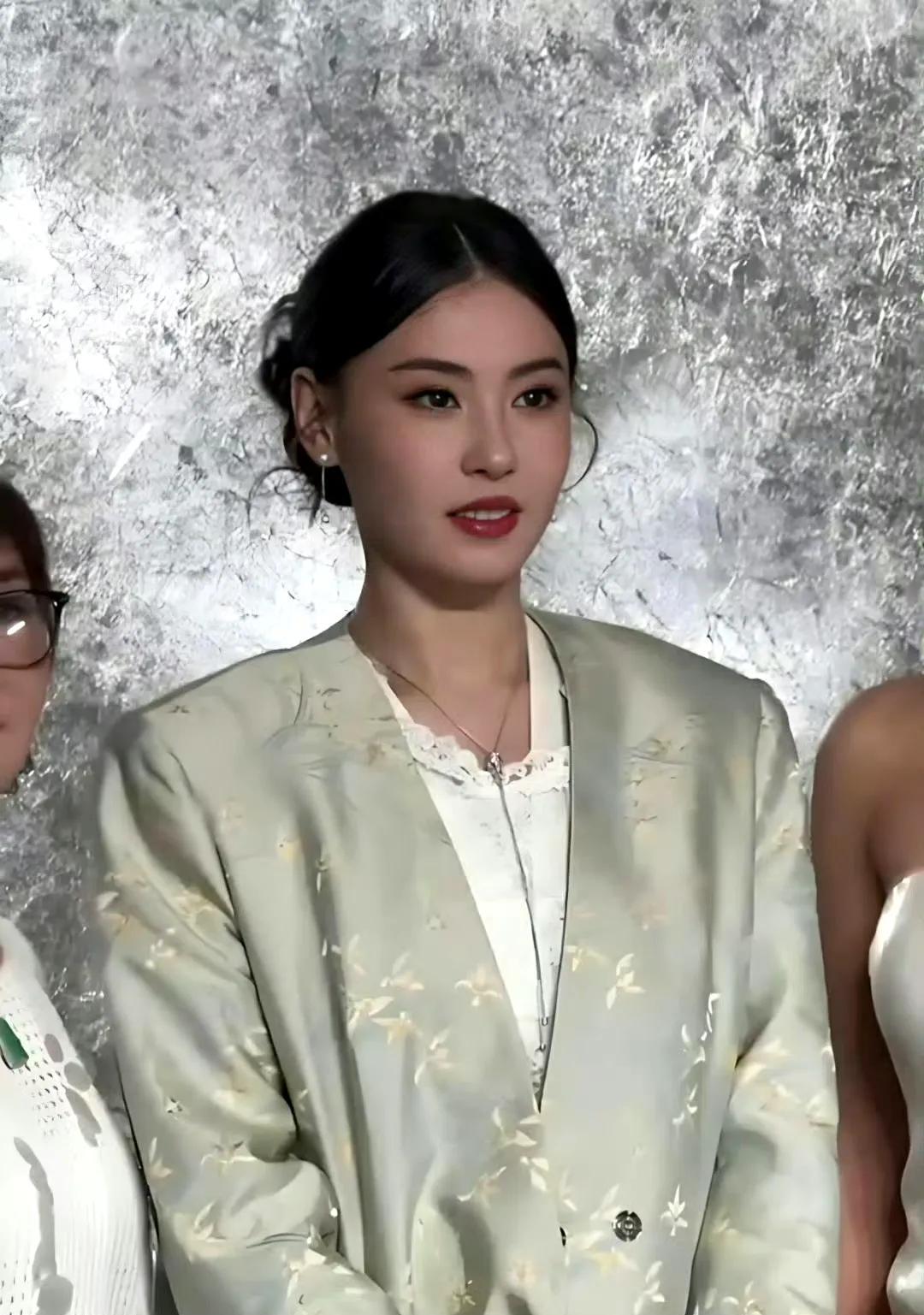 张柏芝新造型惊到网友：差点没认出来！
张柏芝近期露面造型引发热议！照片中她的气质