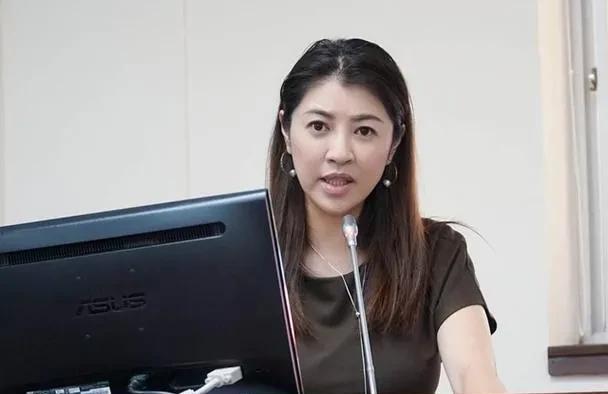 台湾女政客中有两个许淑华；
一个是“神力女超神”，另个“漂亮宝贝”；
一个是国民