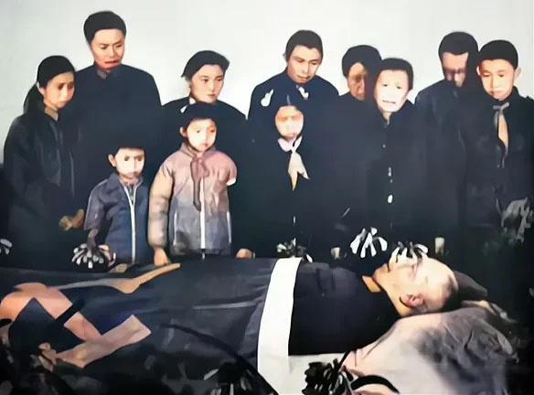1984年，粟裕将军在中国人民解放军总医院逝世。他身上盖着崭新的旗帜，神态安详，