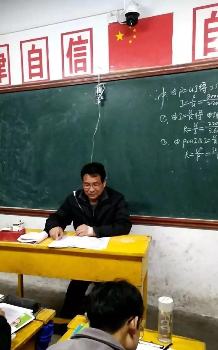 透过麻纸窗户的光
小时候 ，我特别调皮。记得那日，我和同学在他家中玩