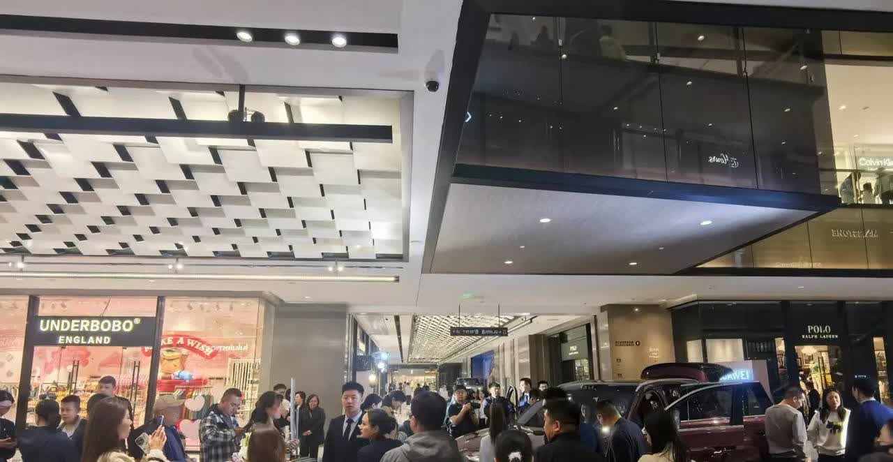 华为店里试驾问界m8的顾客排成长队，全城的店里都缺试驾车，每一辆试驾车都马不停蹄