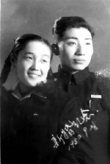 1950年，志愿军马上要入朝作战，危急关头，工兵姜士民却被未婚妻逼婚：“结婚，不