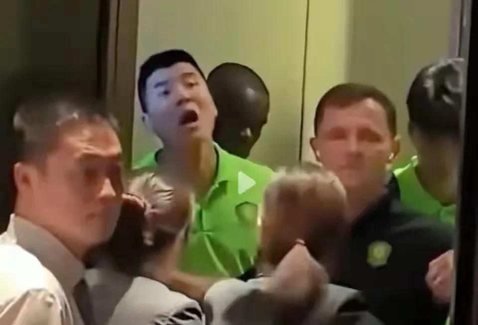 本赛季国安战泰山最有威胁的一攻发生在酒店，不过却被大堂经理成功防守！
这场“比赛