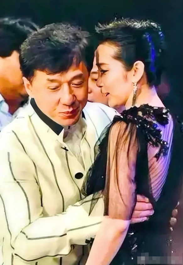 成龙搂着的这一位女明星是谁？站在大哥旁边，身高竟然比他还略高一点点。她相貌没有高