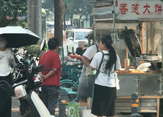 郑州街头一女孩买香葱大饼当早餐，干急付不了款！摊主一句话让她破防
大河报·豫视频