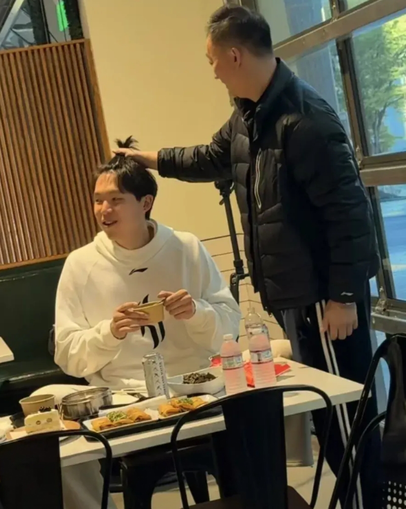 杨瀚森想要打好球，首先要做的就是让女朋友回国，不是说他女朋友一定影响他打球，而是