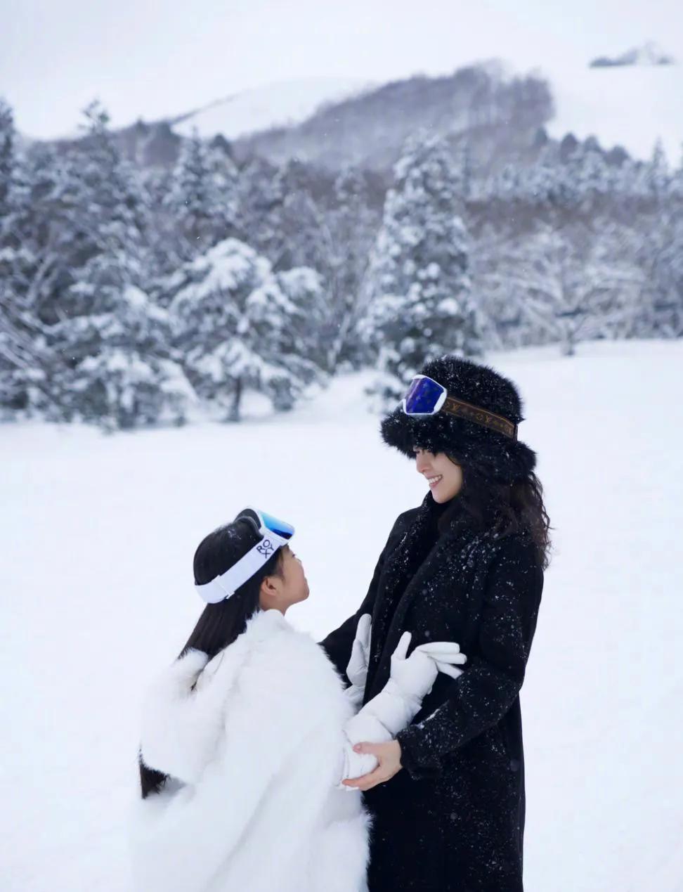 章子怡带女儿醒醒在日本赏雪！一直保养的很好。
章子怡过的越来越精彩！
她的现身都