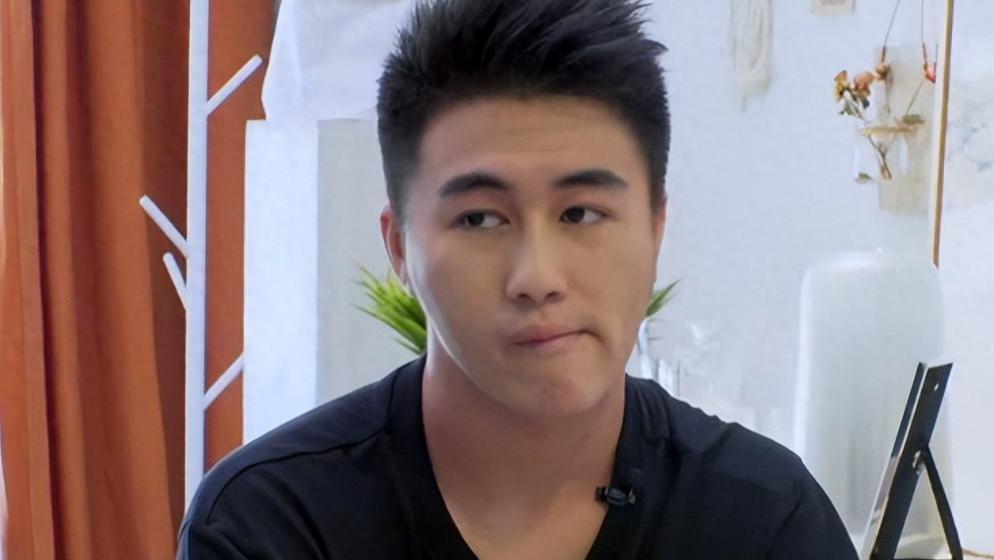 赌王之子翻车！欠薪半年、学历造假、骨科绯闻，何猷君人设全崩