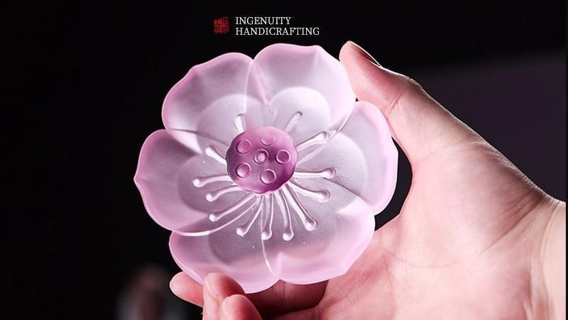 指尖琉璃绽莲华，一炷清香韵无涯