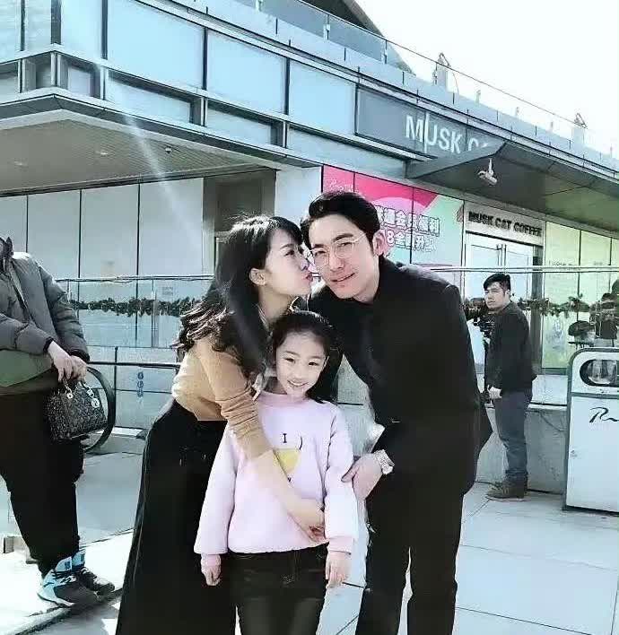 原来女演员李念的老公是他，帅气十足，气宇不凡，只是李念现在不出来拍戏了，有点可惜