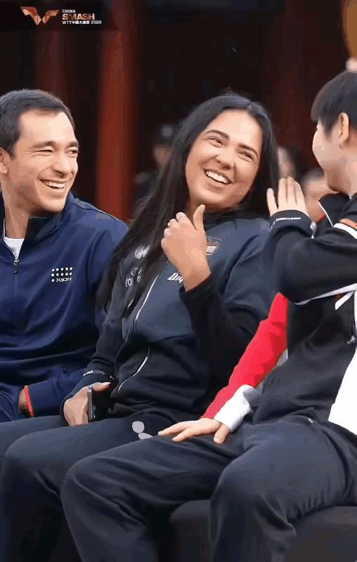 怎么办莎莎笑得直接趴在自己腿上了！
也不知道和迪亚兹聊的什么，是用什么语言聊的，