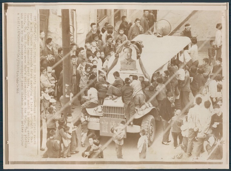 1966年，人群挤满了宣传车。