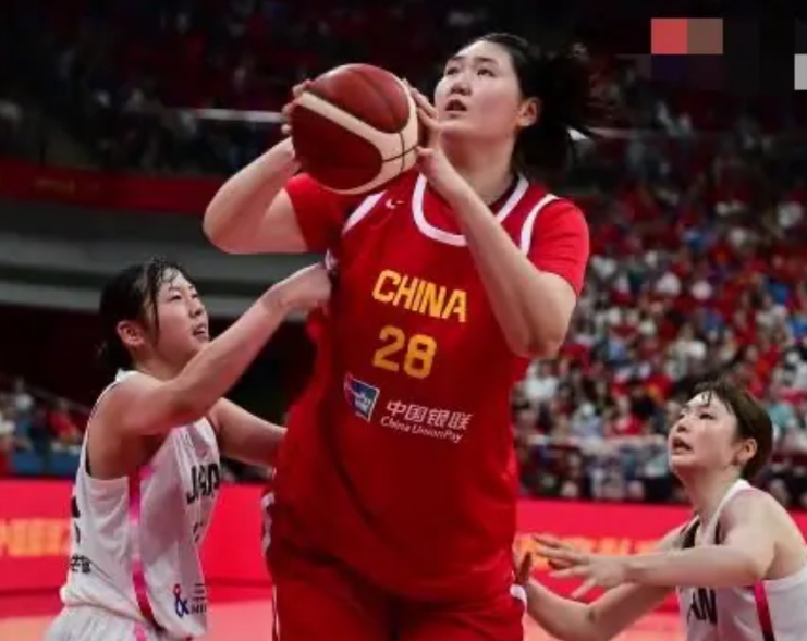 中国女篮双杀日本队
新星张子宇大杀四方
篮下无敌，碾压对手
但有人却说
中国女篮