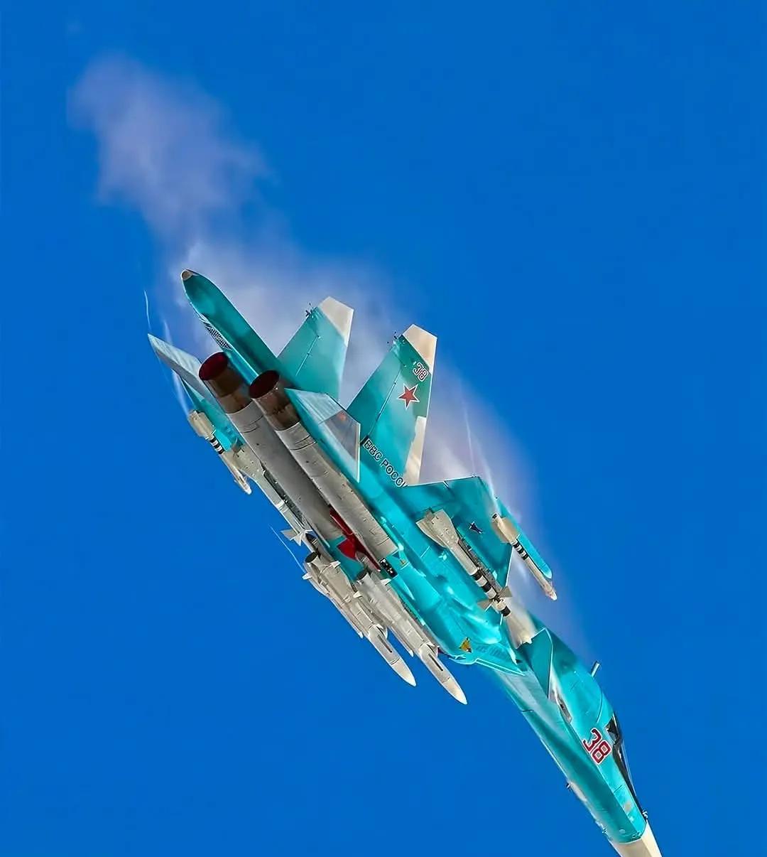 苏霍伊苏-27的雄姿[比心]
苏联时代的双引擎超音速战斗机
Sukhoi Su-