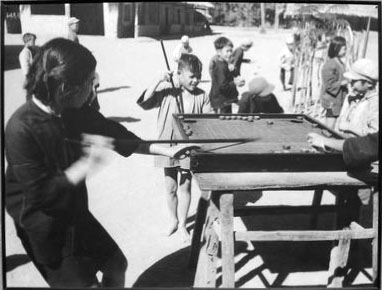 1953年，海南乐东小学学生在玩康乐球。你玩过么？