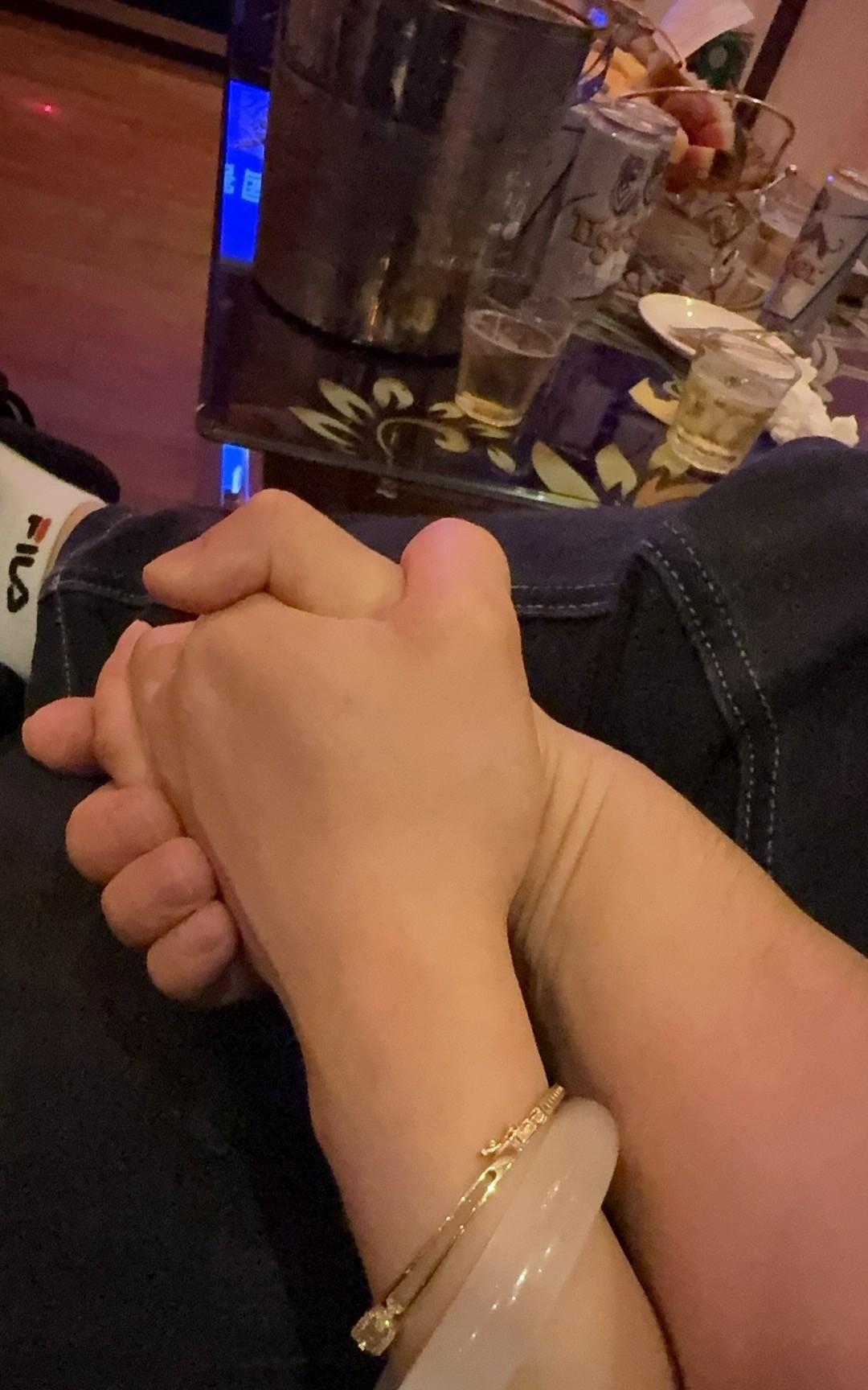 带越南女朋友去KTV却被误会了。
饭后女友想要去唱歌，我就在长城万里订了一个包厢