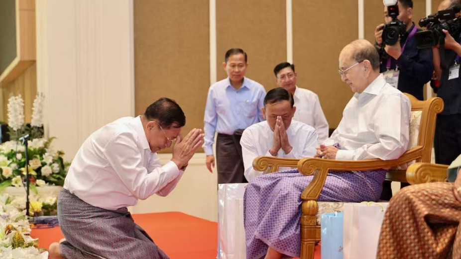缅甸敏大将跪拜登盛











敏大将跪拜前总统登盛？这究竟是演的哪一