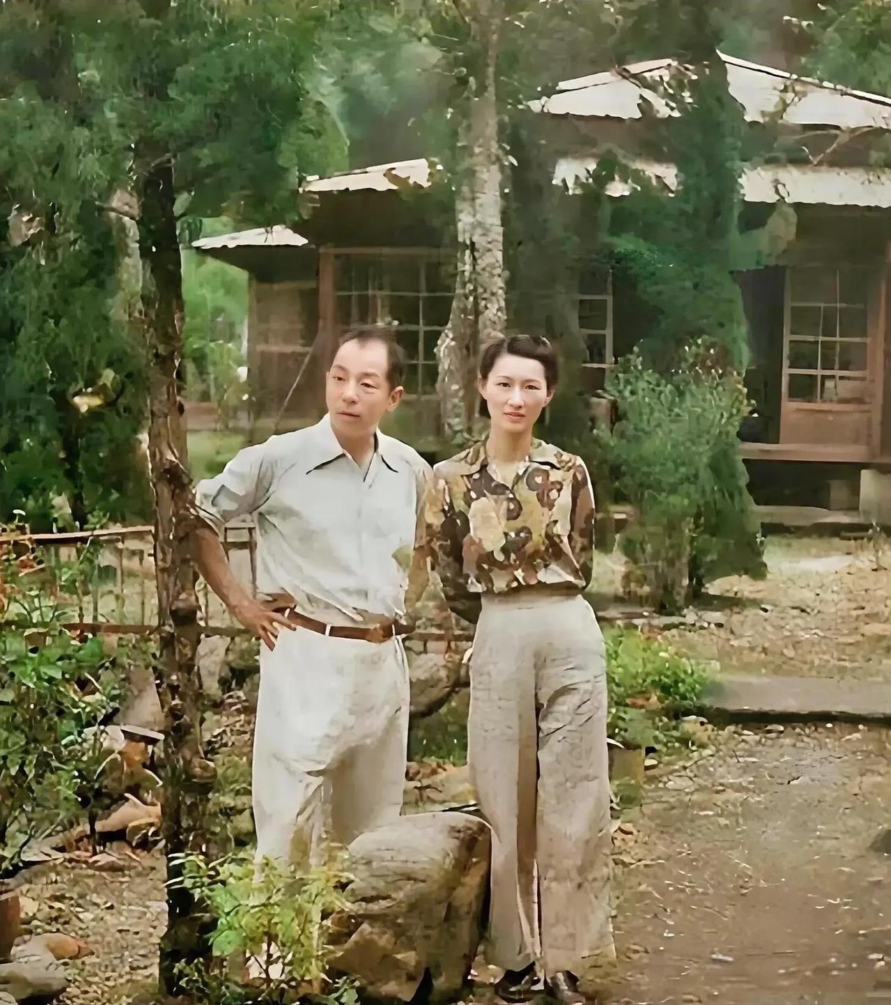 这是张学良与赵四小姐在台湾软禁期间的一张合影老照片，这是张学良最清晰的正面照，都