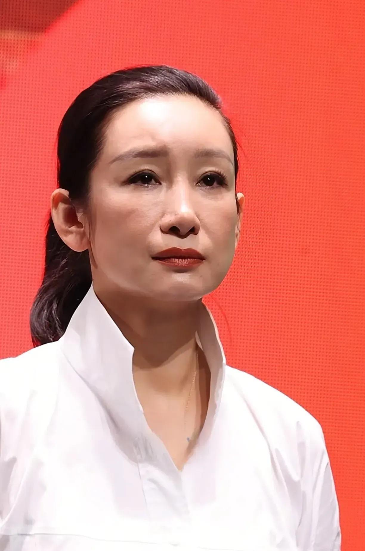 秦海璐属于特型美女，和一般的美女标准不一样，年轻时候可能不是太漂亮。
但是越来越