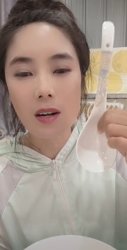 刚才从扶摇直播间出来，真是三观正的女强人，在瓷都卖景德镇陶瓷，销量全网第一名，大